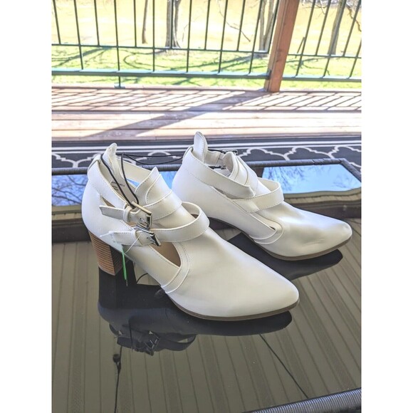 Liz Claiborne Women's sz 11M White Camelia 3 3/8" Heel Ankle Boots Buckles NWT - Picture 1 of 11